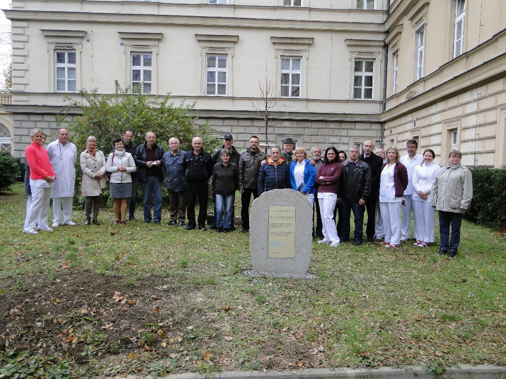 strom-nadeje-a-zivota---8.-listopadu-2018---ucastnici-zasazeni-stromu-lipy-v-arealu-fnusa-brno.jpg