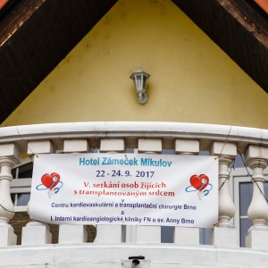 v.-setkani-transplantovanych----baner-umisteni-na-jednom-z-balkonu-hotelu-zamecek-mikulov.jpg